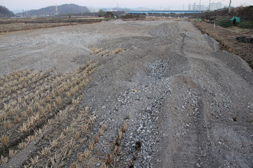 농지에 건축폐기물 매립