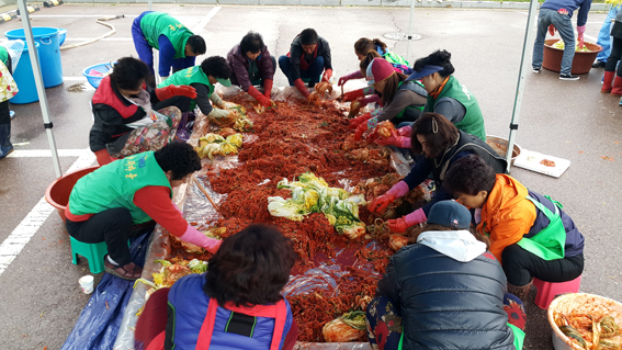 파주읍 새마을회 ‘사랑의 김장 담그기’ 구슬땀