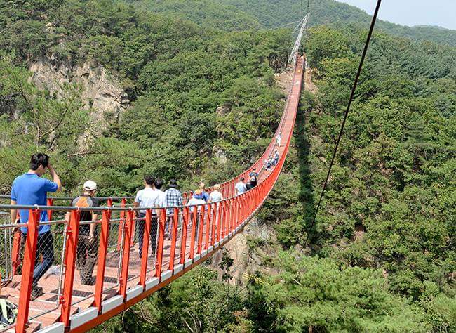 국내 최장 150m 감악산 운계출렁다리 완공
