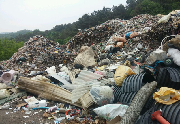 생활쓰레기 야적 침출수 발생, 농지와 하천으로 유입