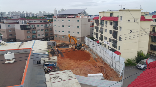 다세대 주택 개발로 25년 된 인근 빌라 ‘기울임 현상’