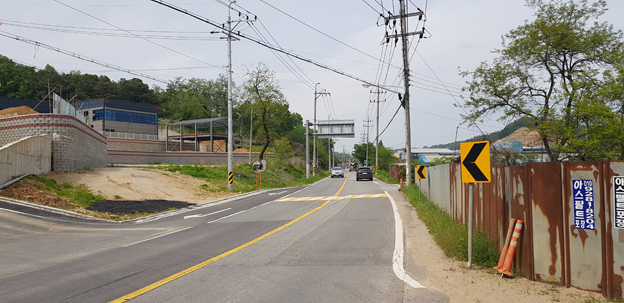 울퉁불퉁한 도로 짜증나네~