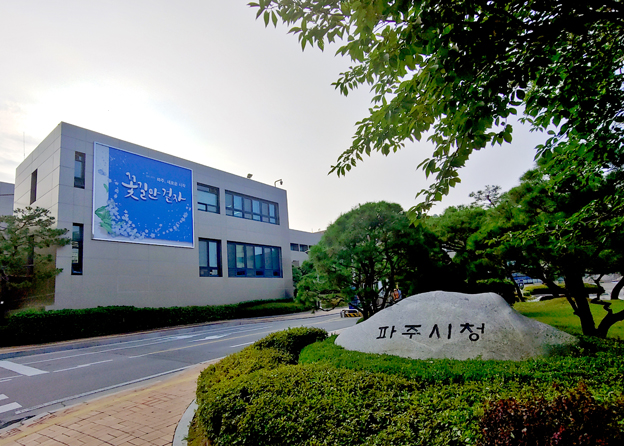 팔은 안으로 굽지 밖으로 굽나요?