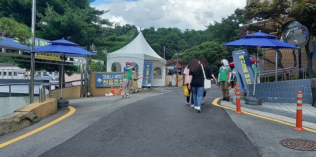 백신 센터 지원 자원봉사자 더위에 고통 호소