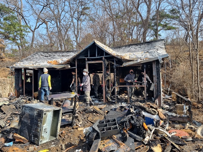 화재로 집 잃은 가정에 민관군 십시일반 힘 보태