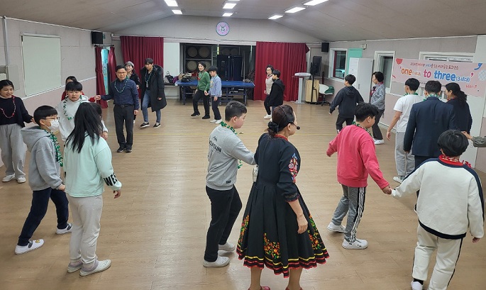 1,3세대가 함께하는 즐거운 포크댄스 원투쓰리~